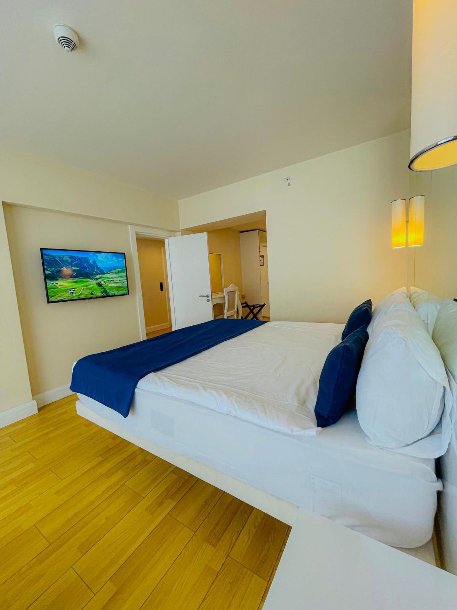 Luxury Batumi Hotel Bagian luar foto