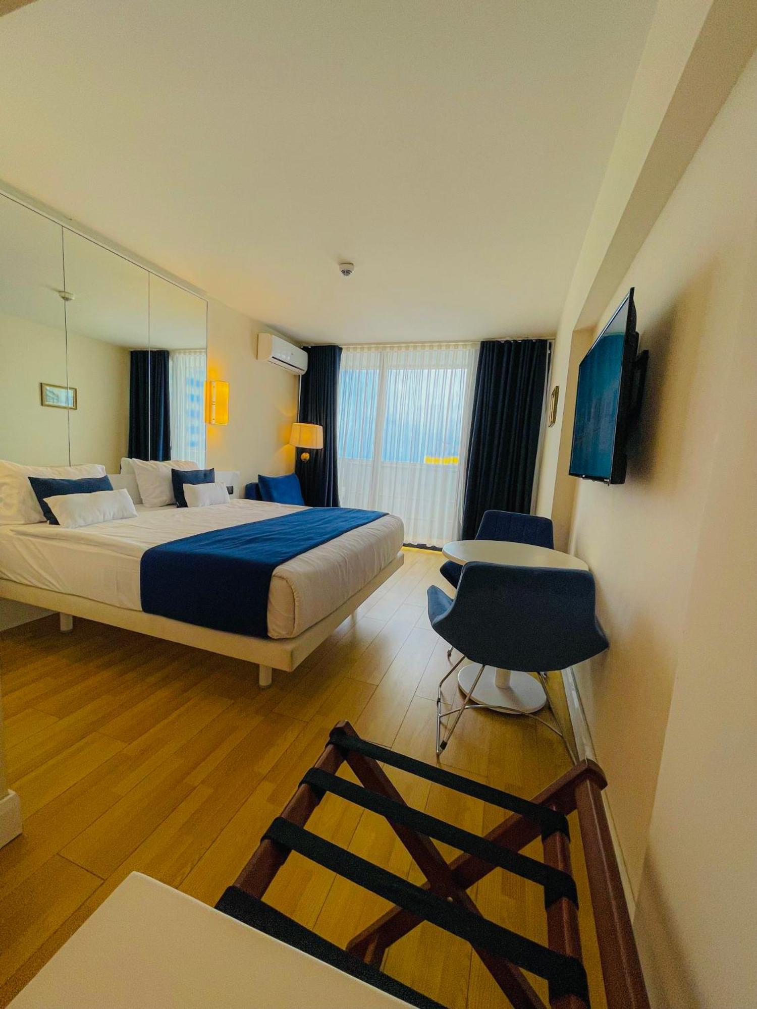 Luxury Batumi Hotel Bagian luar foto
