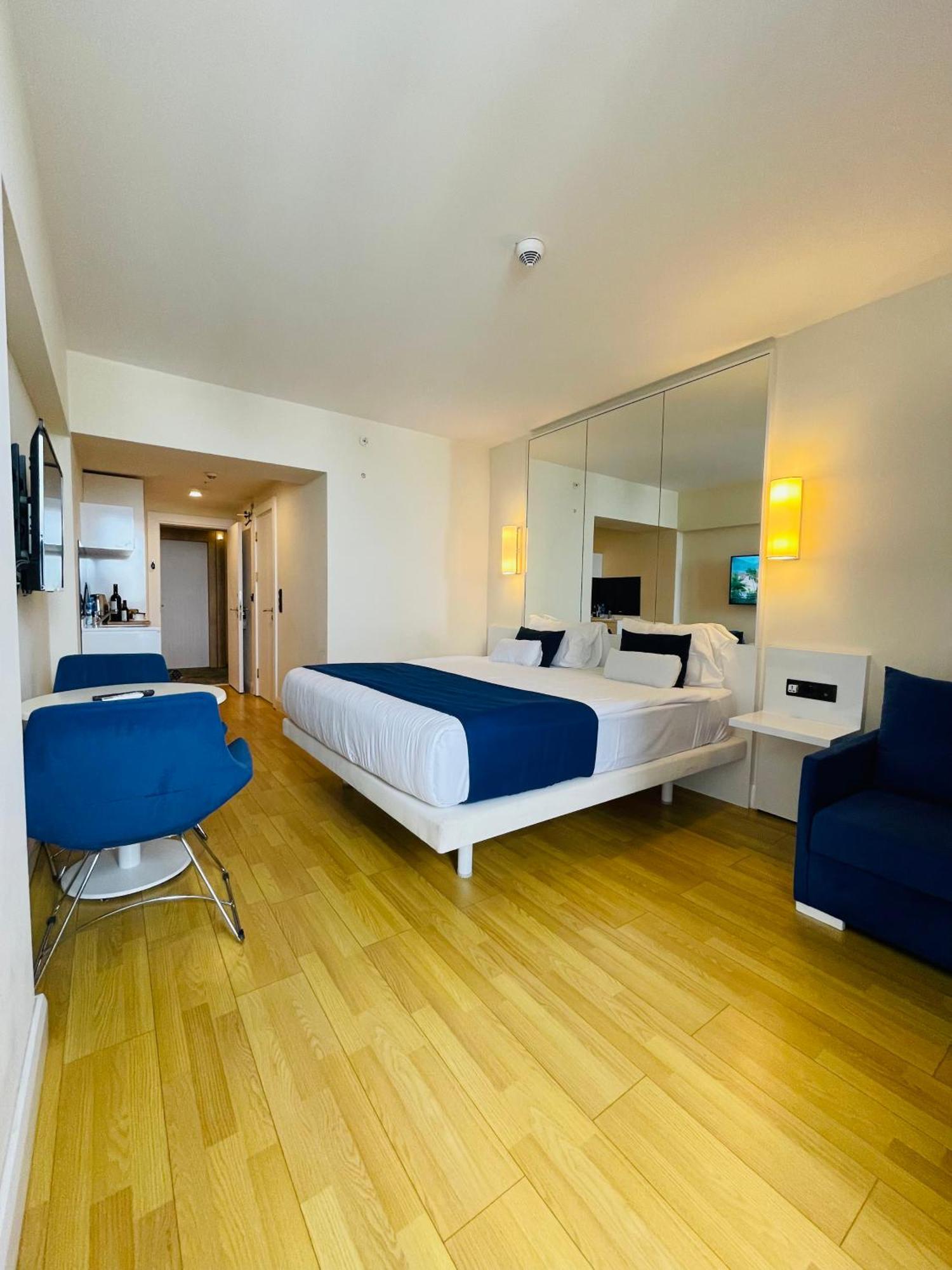 Luxury Batumi Hotel Bagian luar foto