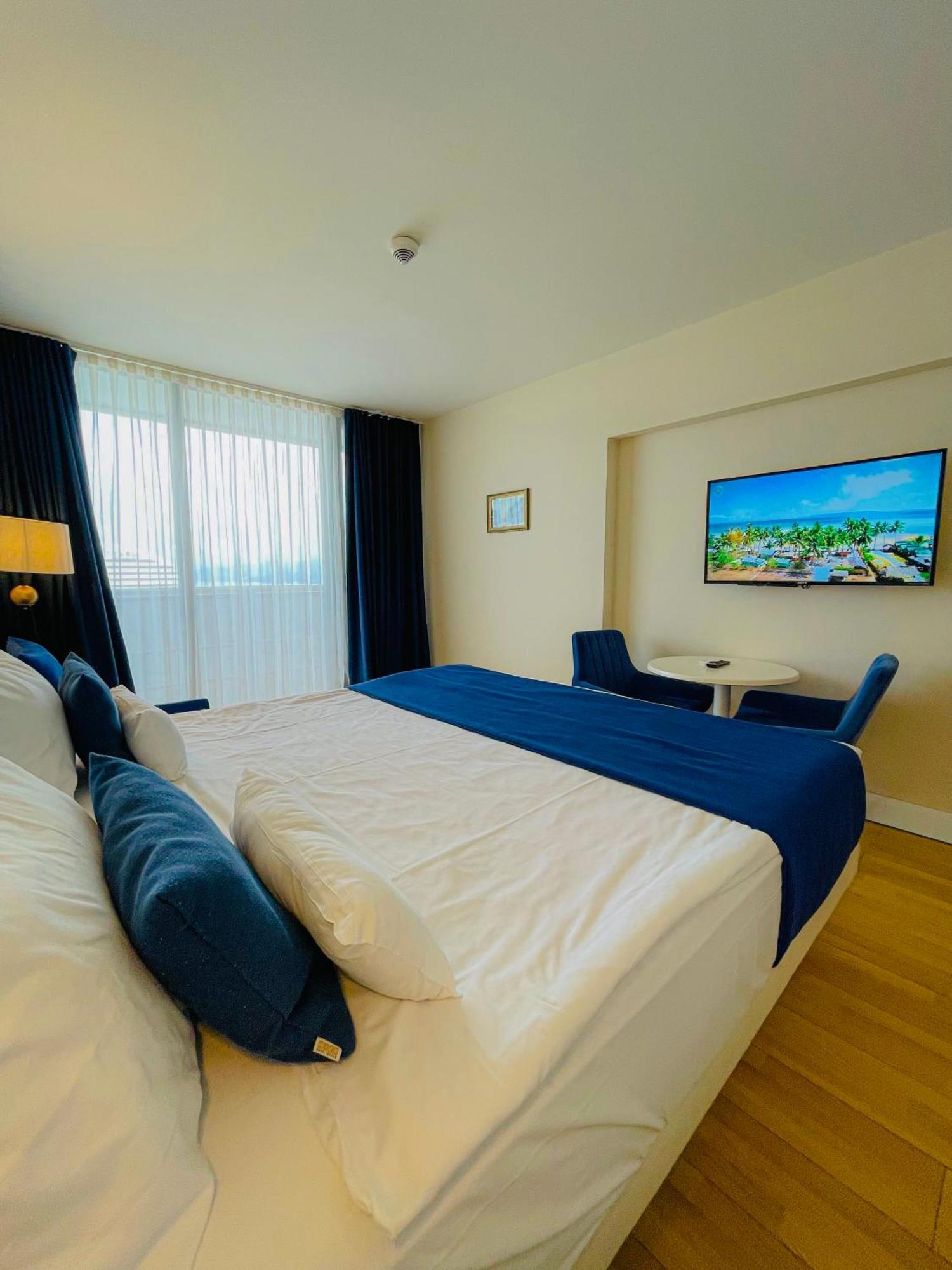 Luxury Batumi Hotel Bagian luar foto