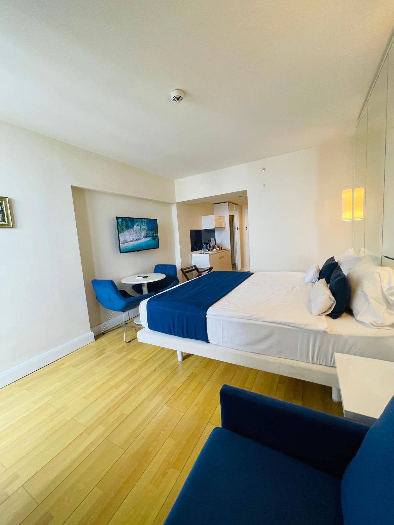 Luxury Batumi Hotel Bagian luar foto