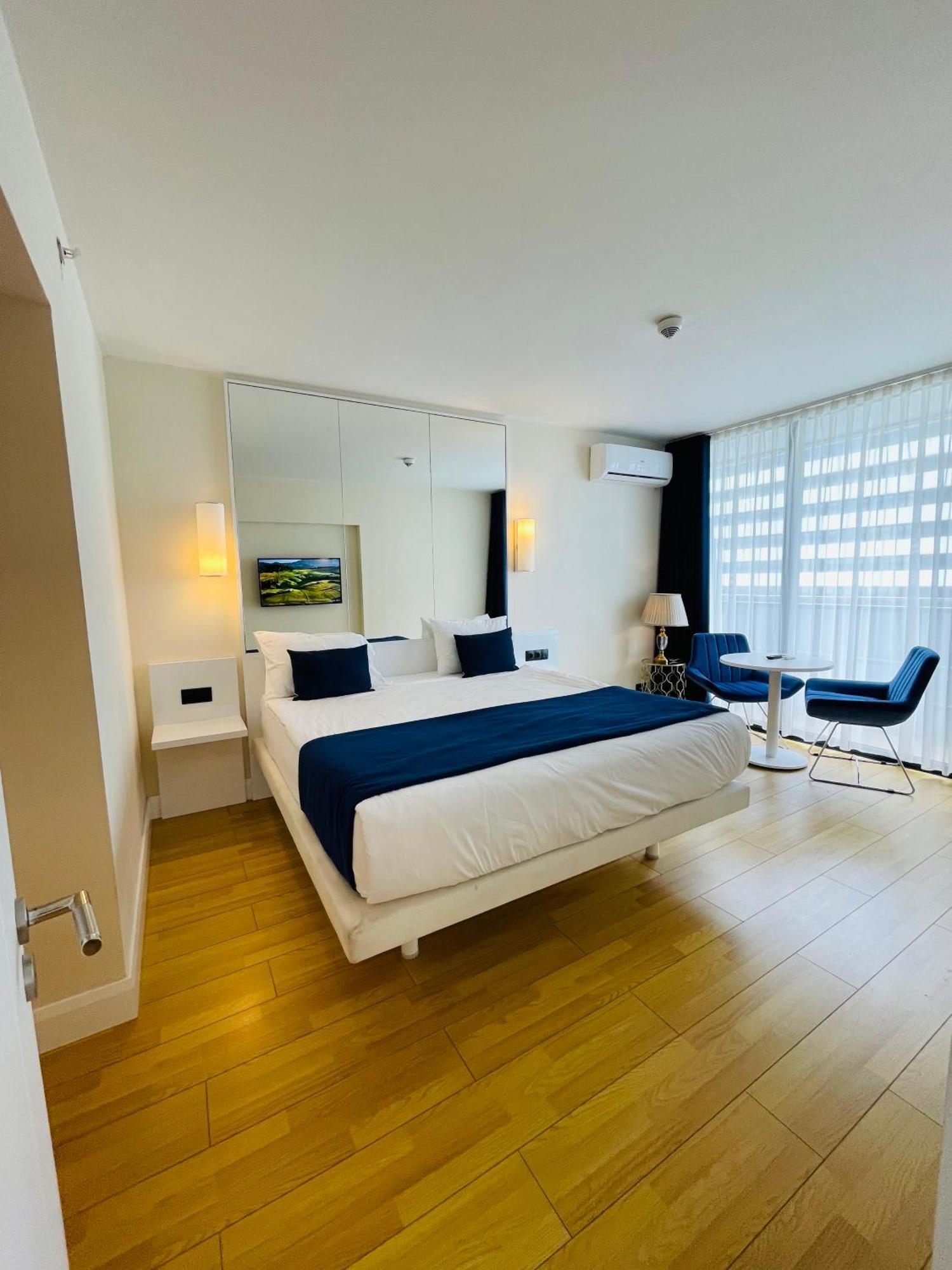 Luxury Batumi Hotel Bagian luar foto
