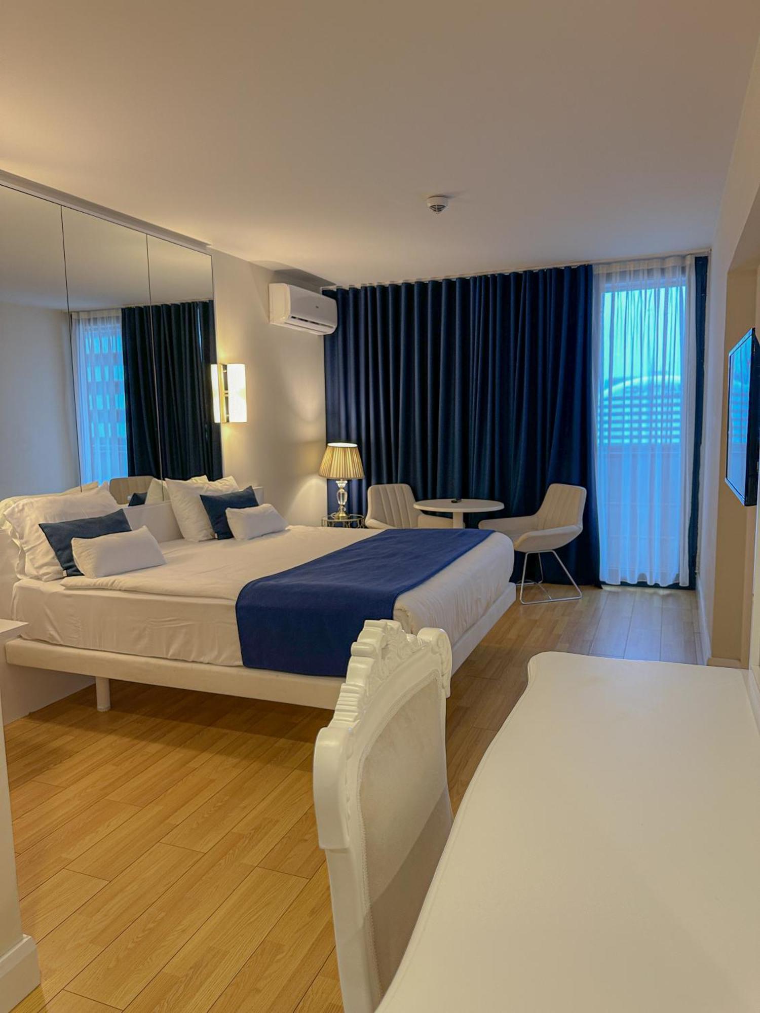 Luxury Batumi Hotel Bagian luar foto