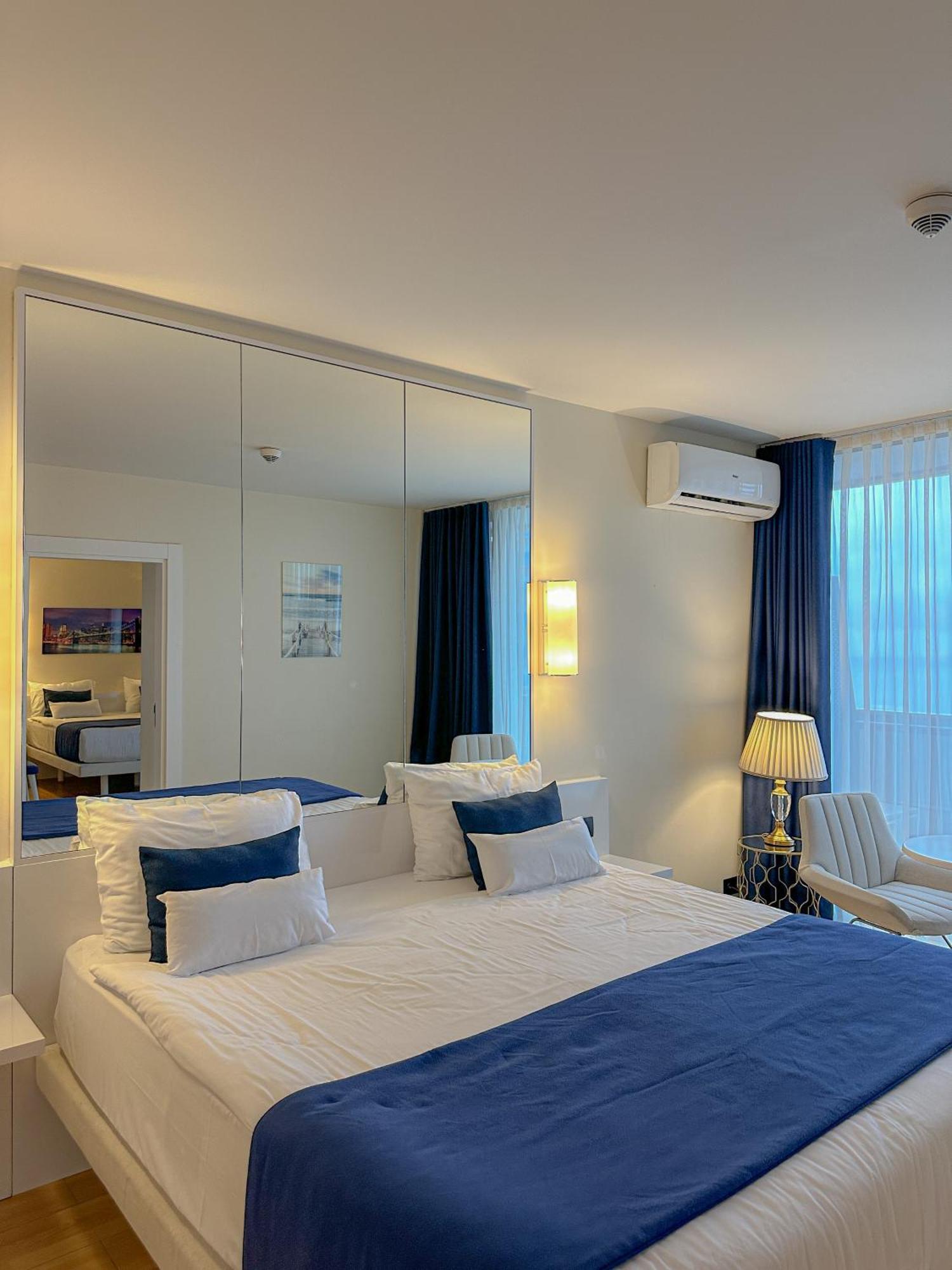Luxury Batumi Hotel Bagian luar foto
