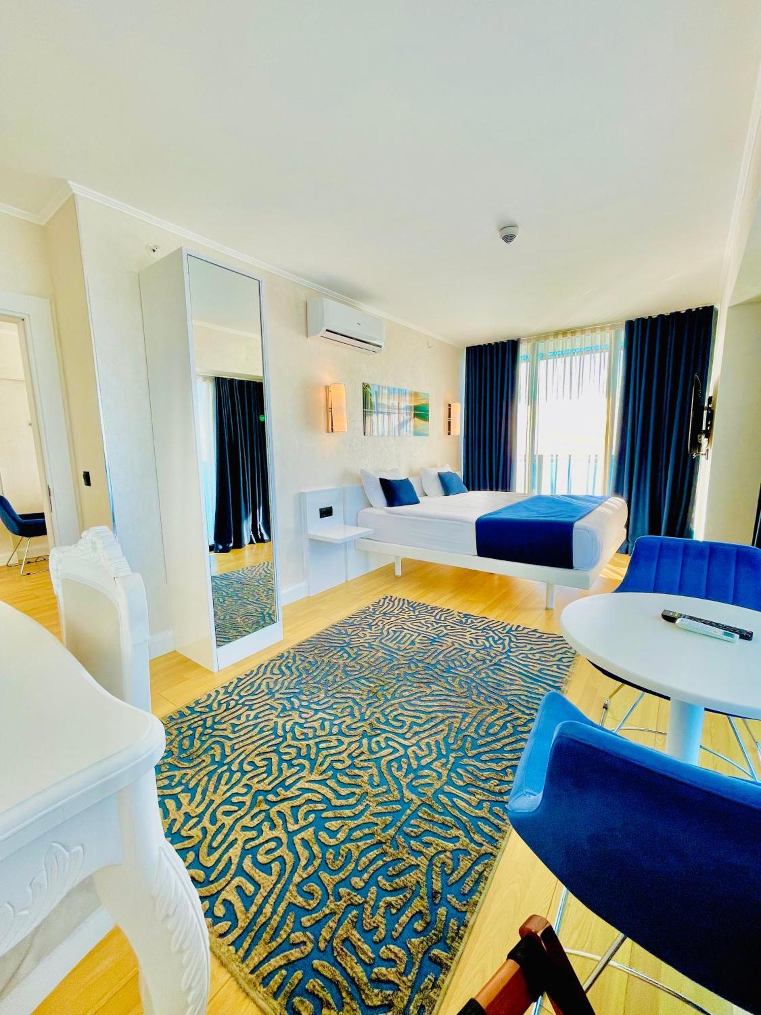 Luxury Batumi Hotel Bagian luar foto